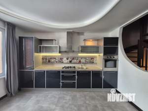 Таунхаус 200м&sup2;, 4-этажный, на длительный срок, 