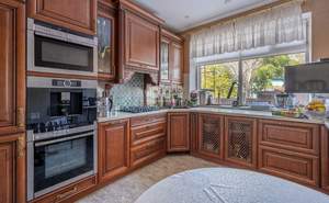 Дом 400м&sup2;, 2000-этажный, участок 7 сот.  