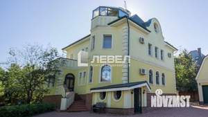 Дом 4374м&sup2;, 3-этажный, участок 30 сот.  