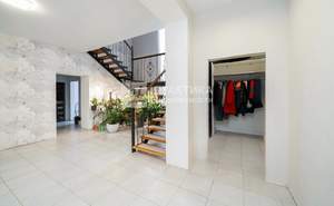 Дом 327м&sup2;, 2-этажный, участок 12 сот.  